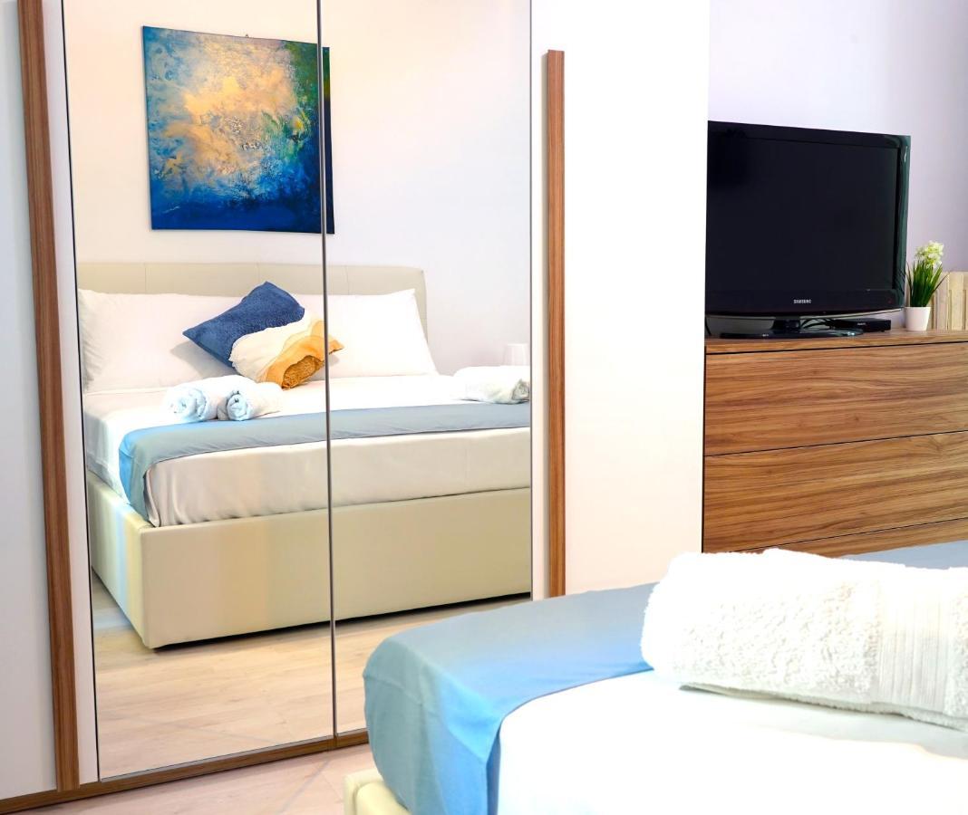 Hostly - Vittoria House - Near The Center With Private Parking Apartment Naples Exterior photo