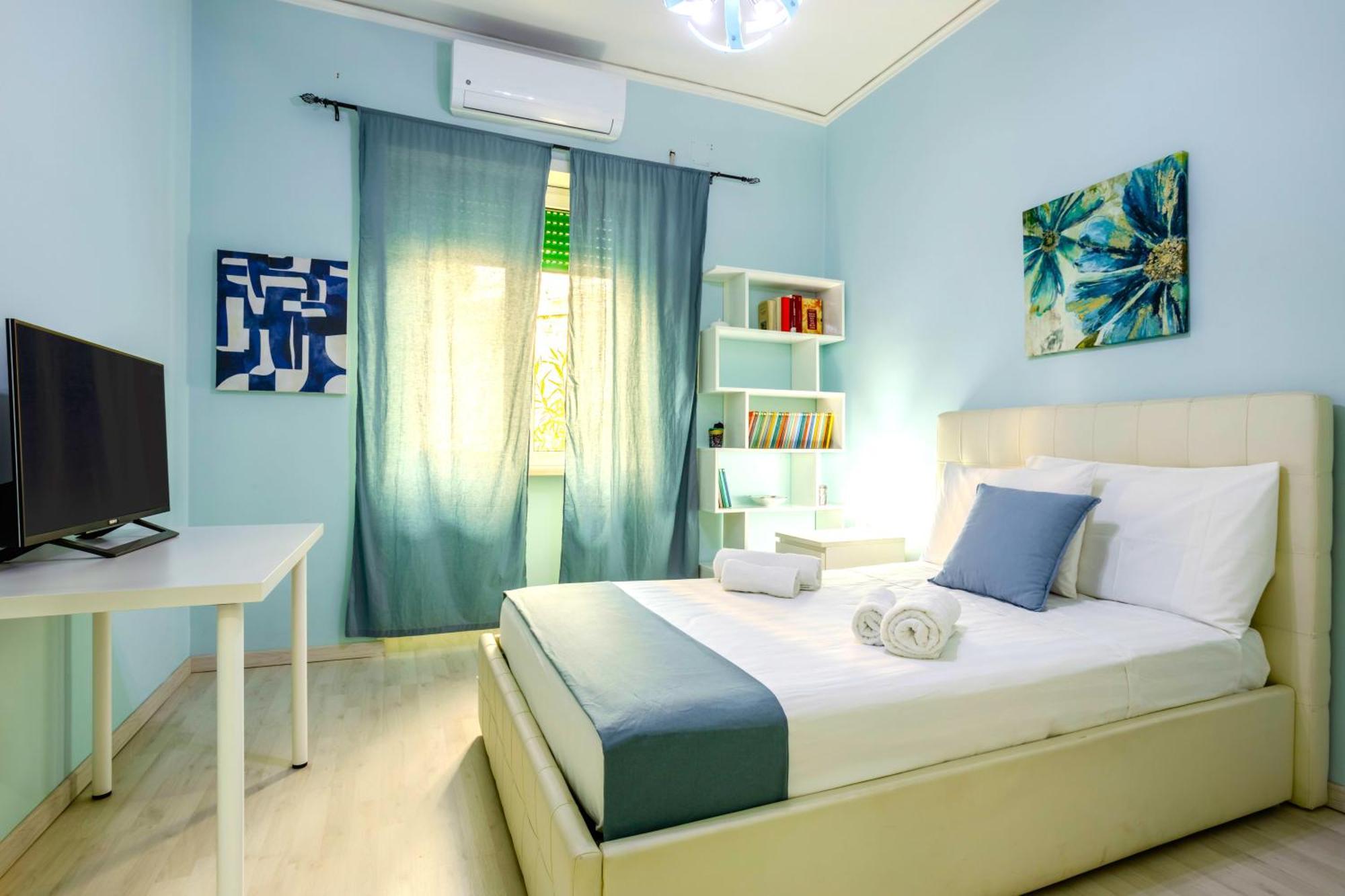 Hostly - Vittoria House - Near The Center With Private Parking Apartment Naples Exterior photo